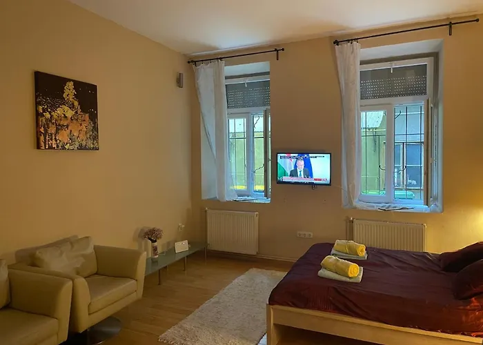 Clark Apartman ** *