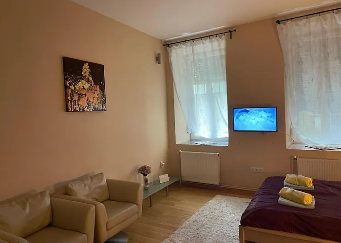 Clark Apartman ** *