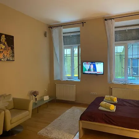 Clark Apartman ** *