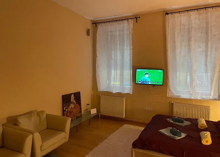 Clark Apartman **